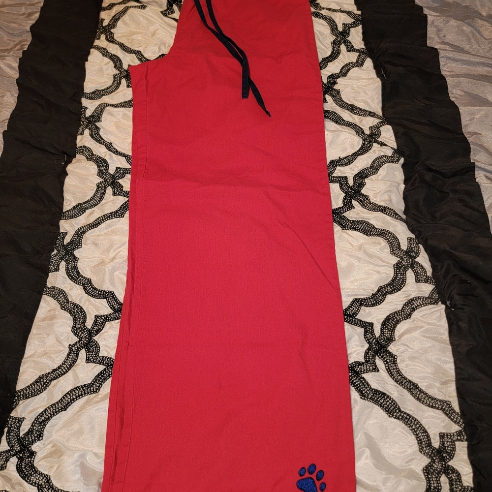 PEACHES scrub pants red with paw print